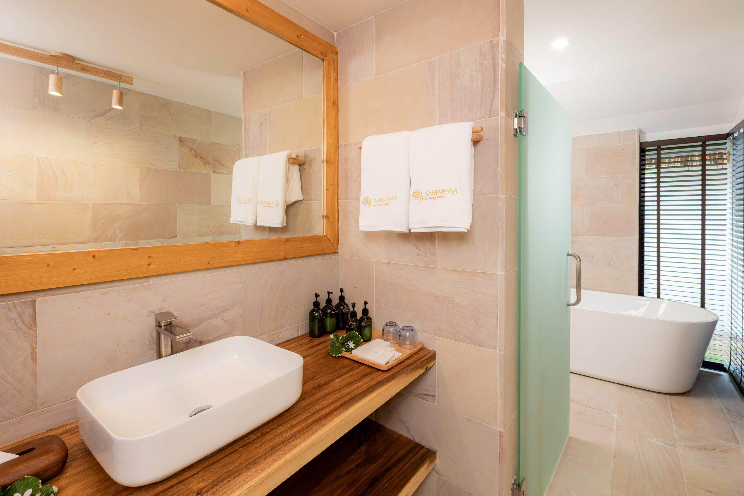 Bathtub sea view pool villa 1
